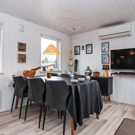 6 Person In Hejls-by Traum